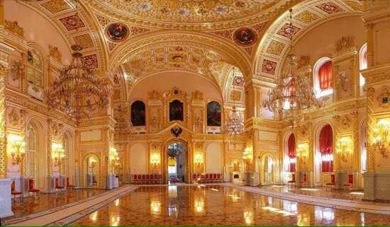 أكبر قصر بالعالم هو قصر سلطان بروناي 
به أكثر من ١٨٧٧ غرفة ..
لو أراد أن ينام كل يوم في غرفة لإستغرق 5 سنين وشهرين تقريباً لينام بها جميعاً