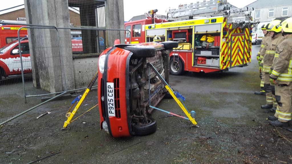 StnTumble's tweet photo. Hyfforddu yn y glaw! Rtc training in the rain today. Great skills demonstrated by the Crew @mawwfire #traintoimprove https://t.co/8OIY4IRR0C