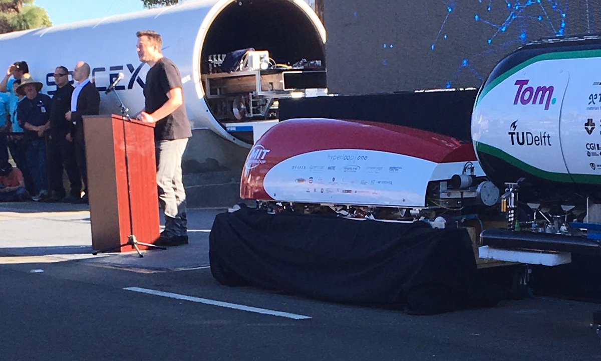 UofCincymag's tweet image. The hero to so many visionary students just wowed the crowd. #hyperloopuc #elonmusk #breakapod