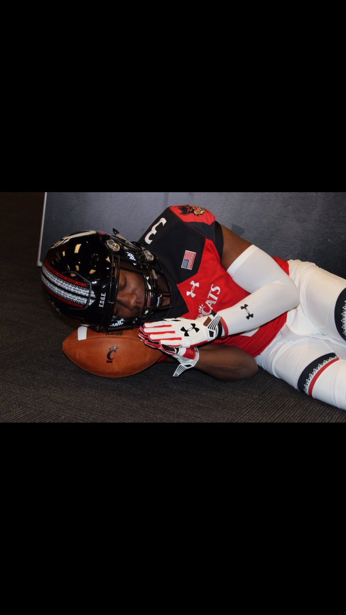 JavanMHawes's tweet image. I slept on it and now im committed to Cincy!!!! #QueenCity17  🐾🐾🐻