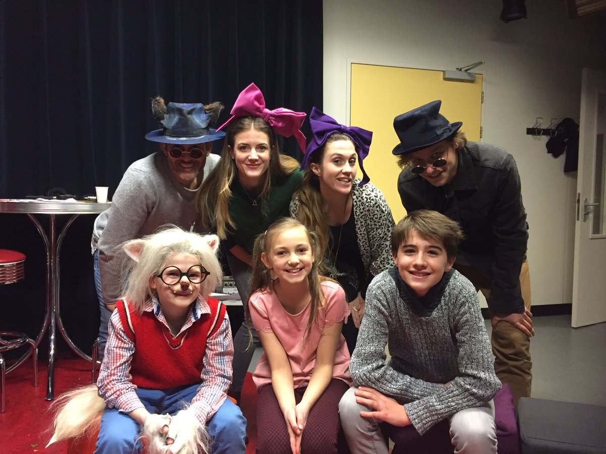 De cast van <a href="/dolfjeweerwolfj/">dolfje weerwolfje</a> kwam vandaag na hun voorstelling in <a href="/TheaterDeWillem/">Theater De Willem</a> bij de patiënten op bezoek.