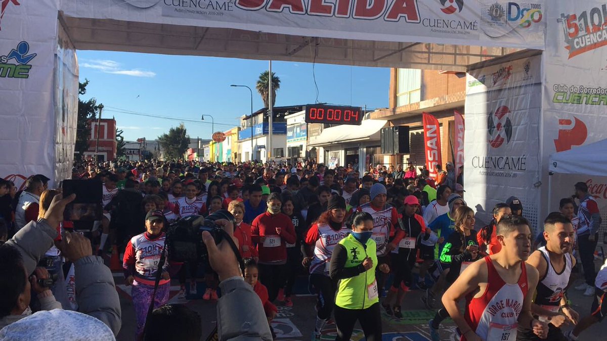 IEDOficial's tweet photo. @AispuroDurango dio el disparo de salida de la Carrera 5&amp;10K Cuencamé, lo acompañaron el alcalde @IsmaelG18760067 y @aalvarezmanilla https://t.co/EyLH4w4Ted