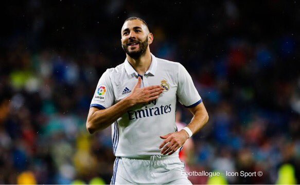 Footballogue's tweet photo. [#Liga🇪🇸] Ronaldo, Danilo et Benzema se sont fait siffler lors de l'annonce de leur nom à Bernabeu.

Via @Elias_B09 https://t.co/0wGVKoJrVu