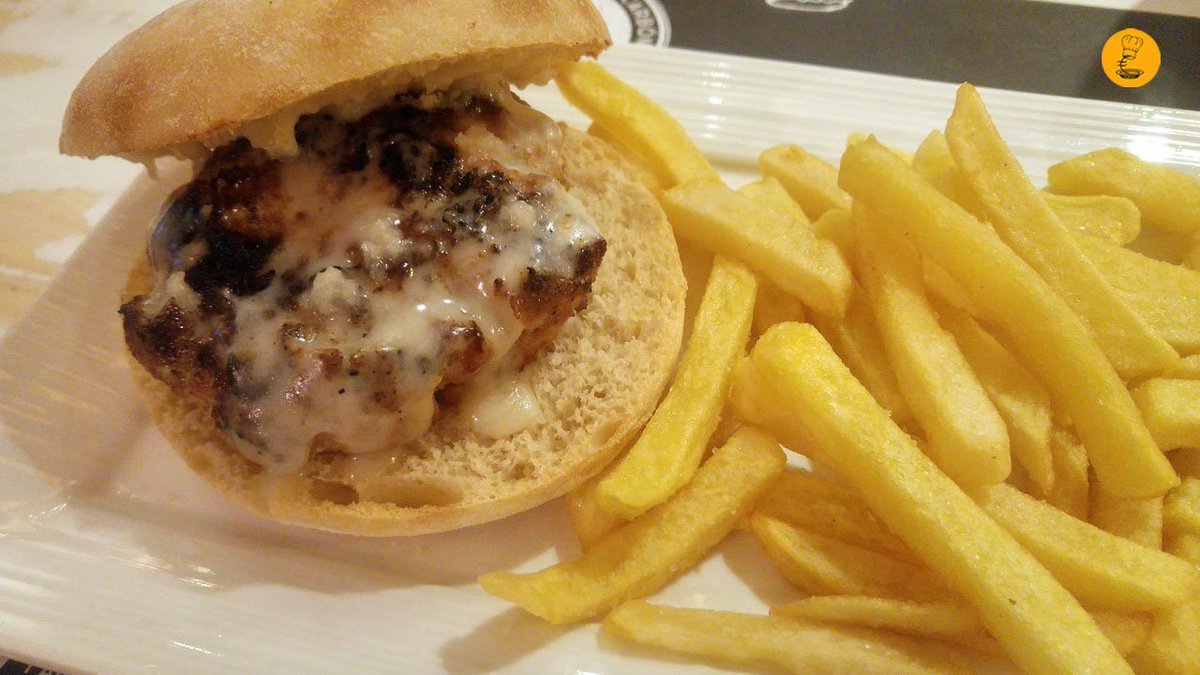 Hamburguesa de secreto ibérico con torta del casar en pan de mollete. Hamburguesas gourmet y mucho más en <a href="/gobuburger/">gobu</a> #burgerlovers