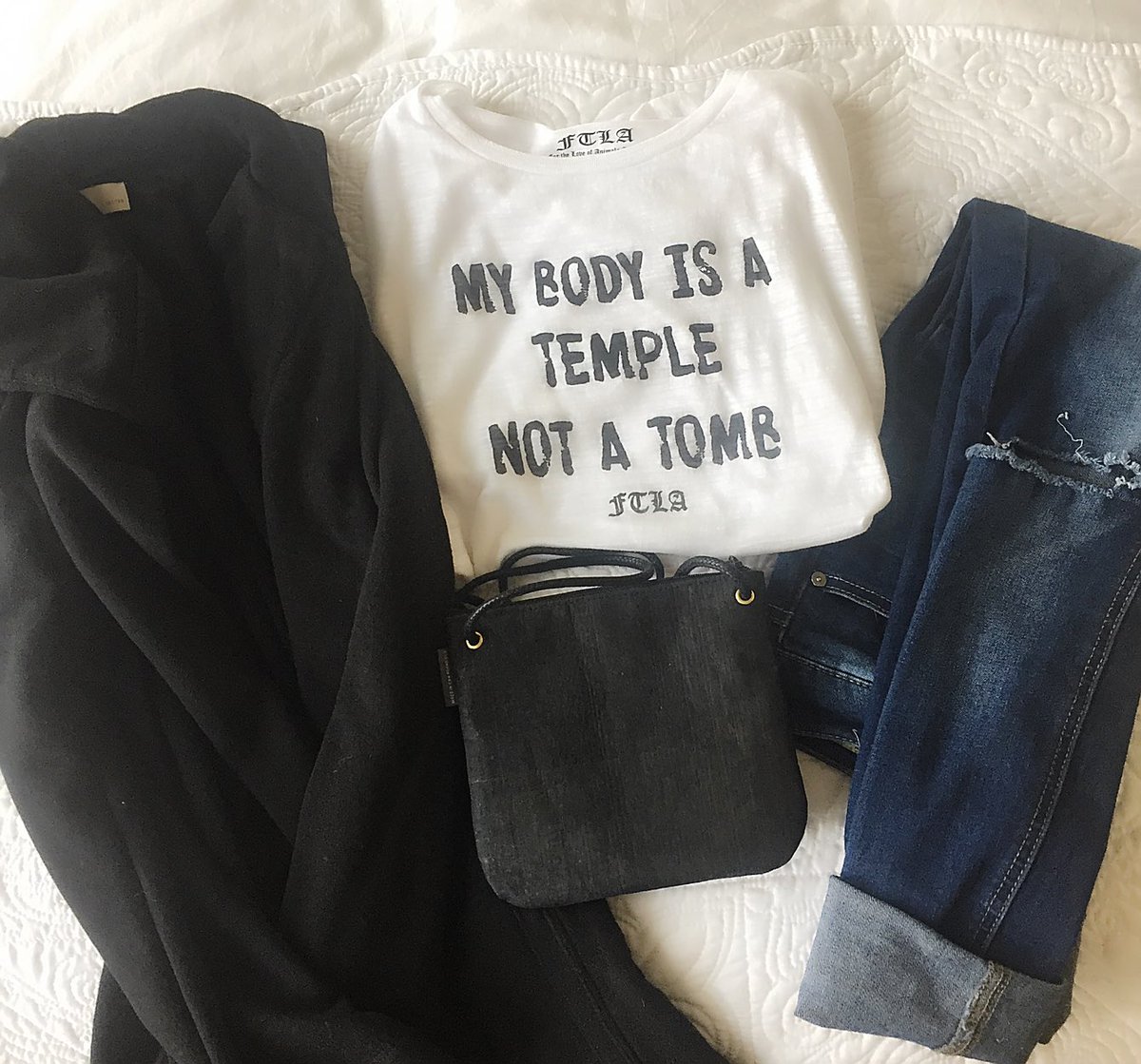 VeganJulz's tweet photo. Today's #OOTD. Every new day brings with it the opportunity to spread the message of living a life filled with compassion, not suffering. https://t.co/EHlAG57WFH