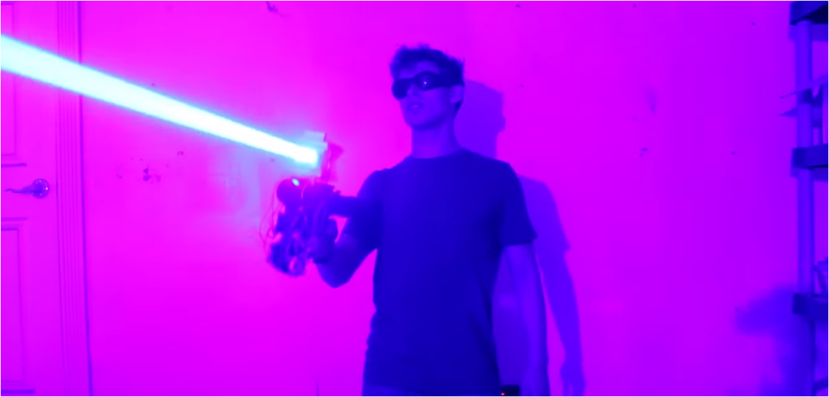 GizmodoES's tweet photo. Esta pistola láser casera de 40W arrasa con todo a su paso https://t.co/hD6PpJNydQ https://t.co/mfBxYIi68G