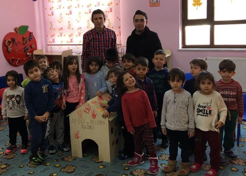 Bölümümüzün 2 erkek öğrencisi sokak hayvanlarına hoşgörüyü öğrettiler.Dolu dolu ve çok keyiflydi.Çocuklar yine yapılacak mı diye soruyorlar