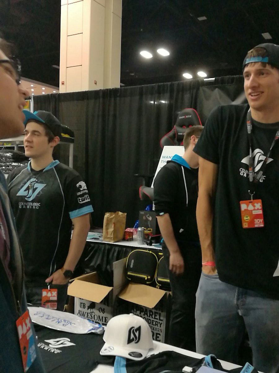 aznanita's tweet photo. At #clgpax! Gonna get me a @dxracer chair https://t.co/RDt1rAL6Ch