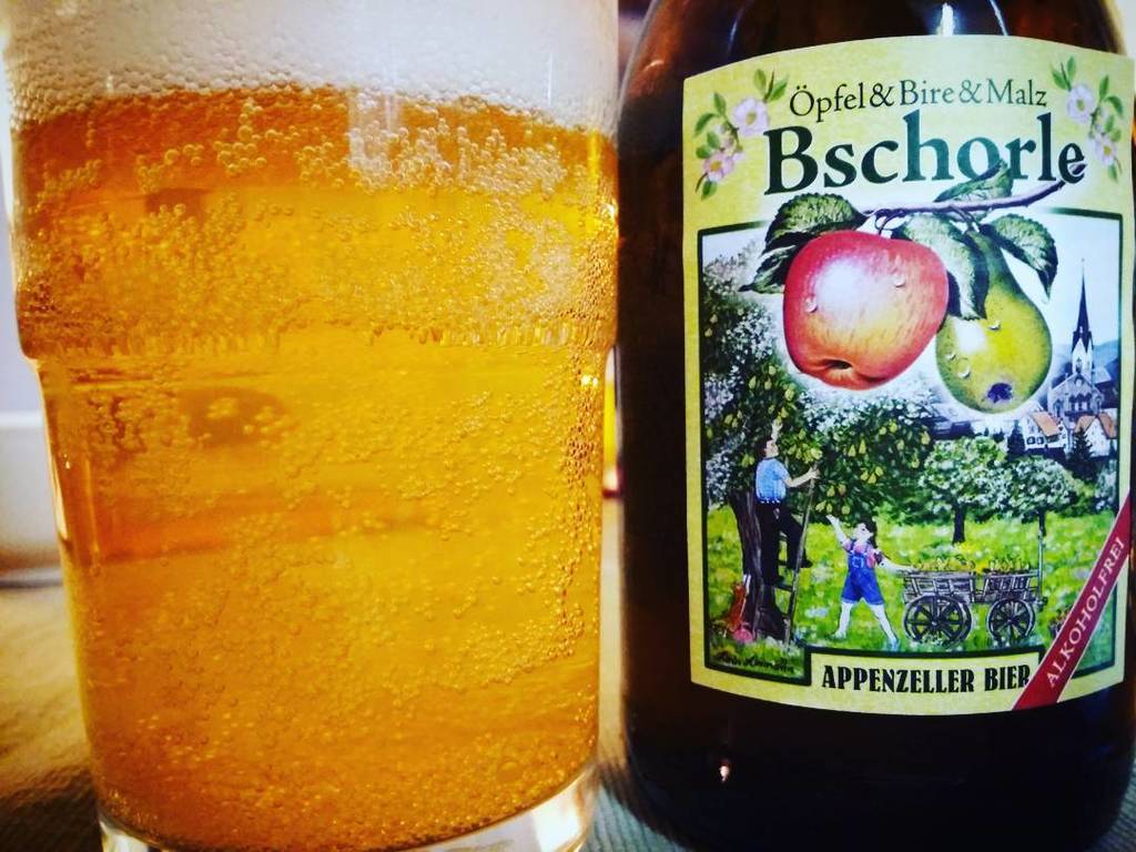 swissjoho's tweet photo. 昨年、#スイス の#appenzellerbier から新発売になった#ビール 、#bschorle 。#東スイス #oberegg 地方の28種の#りんご と#洋梨 を使用し、#モルツ も入っていますが#ノンアルコールビール !… https://t.co/0fZShNf10j