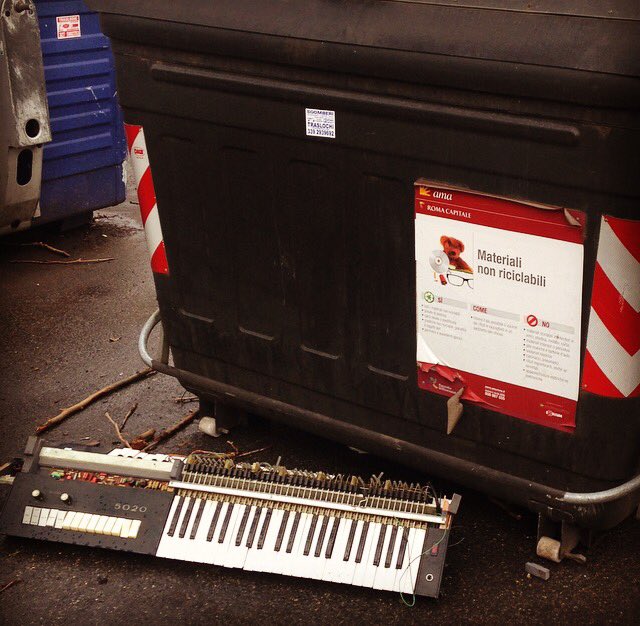 Viionika's tweet photo. Junk music? #musica #spazzatura #nonriciclabile https://t.co/UD2C8pPX3n