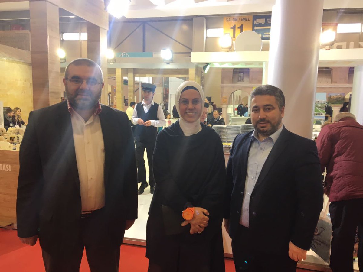ONDERGUZELARSLA's tweet photo. Kıymetli İstanbul Milletvekilimiz Değerli Hanımefendi @RavzaKavakci ile #Tüyap ta #Emitt2017 Fuarından bir hatıra... https://t.co/ldZ6O9APeo