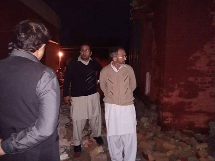 GomalUniversity's tweet photo. DC DIKhan along with ADC DIKhan visited Hostel No.5 of GU where two students were seriously injured in the explosion of Electric-Geyser. https://t.co/BpJHuMWG8F