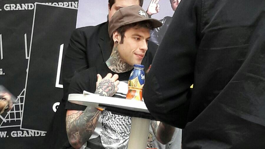 AnnaVeronese01's tweet photo. Sono innamorata dei tuoi occhi ma loro ancora non mi conoscono.❤ @Fedez 

29.gennaio.2017 https://t.co/GpFT3sbygv