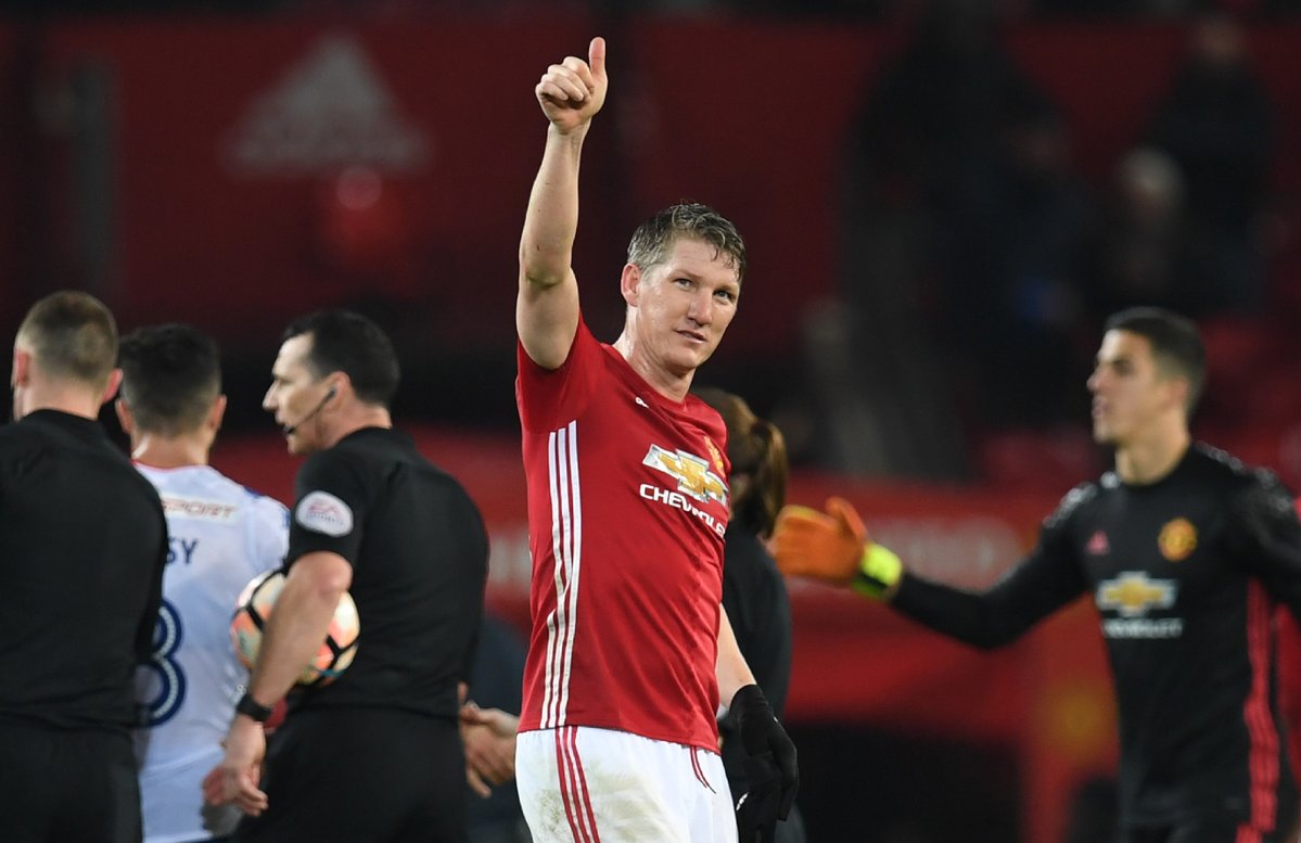 chirou888's tweet photo. P.Neville: "If you want an example of how to behave when you're not in the team, follow Schweinsteiger's example." #MUFC https://t.co/IGZiUtDZiG