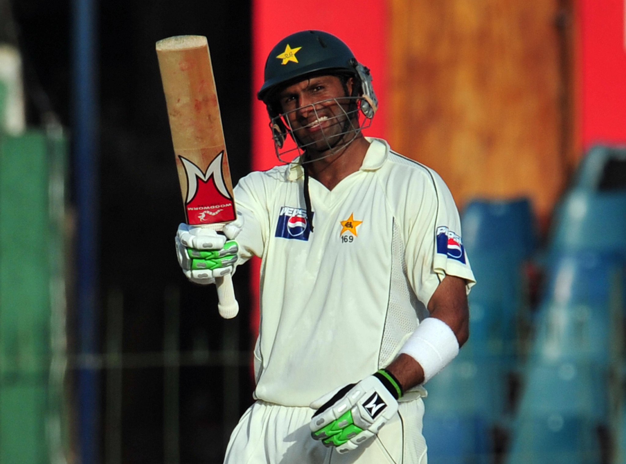 His averages 35.14 in Tests and 35.01 in ODIs - Happy 35th Birthday to Pakistan all-rounder Shoaib Malik! 