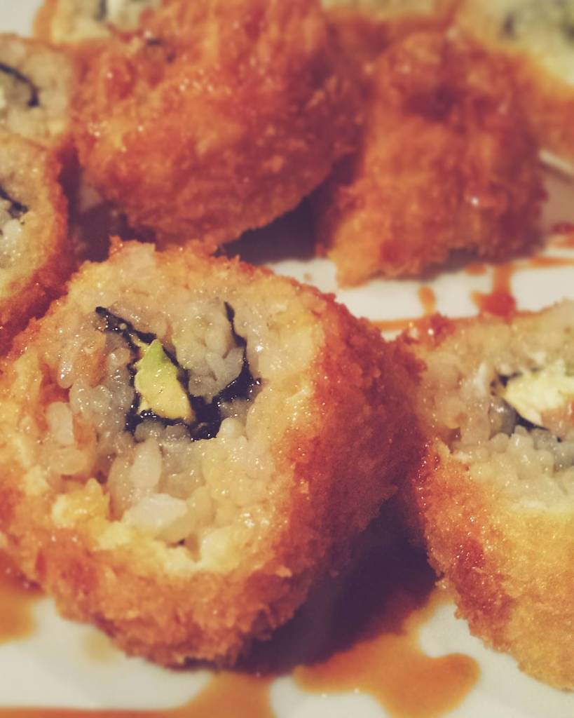 heatherfofo's tweet photo. Get. In. My. Belly. #sushizushi #bostonroll https://t.co/7lz8t750WO https://t.co/cXKUg5wsyu