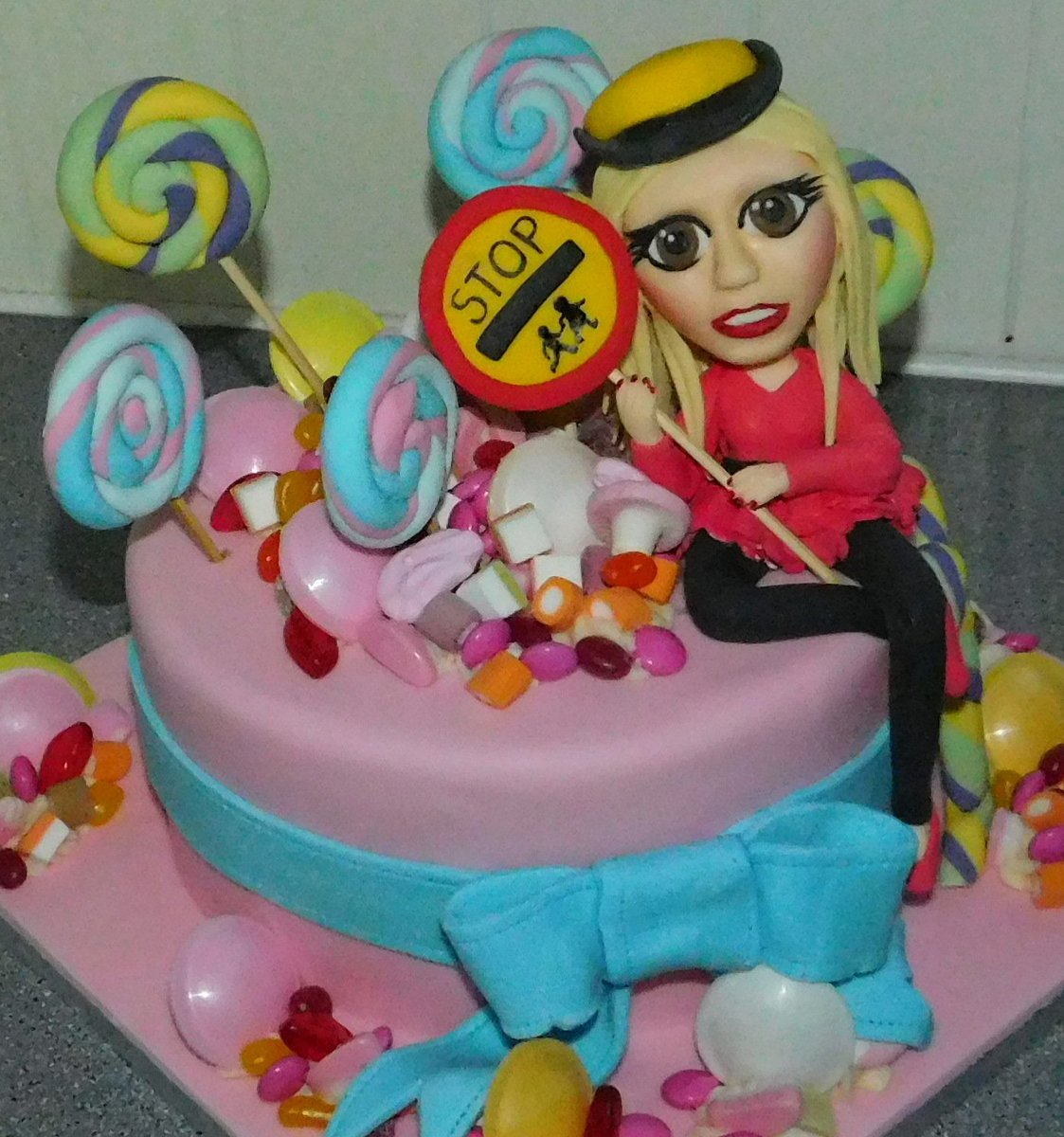 BarbsCakes's tweet photo. 18th birthday cake #sweet #lollypop #lollypoplady https://t.co/Y60gV0pgj9