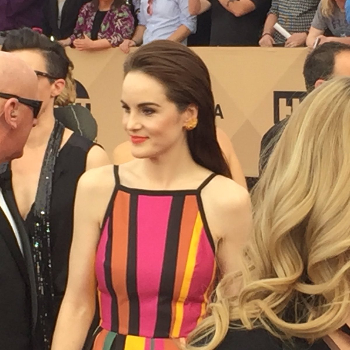 <a href="/MichelleDockery/">MichelleDockery</a> bellisima #AlfombraRojaE  de los #sagawards con un vestido en colores vibrantes. Definitivamente le lucen!