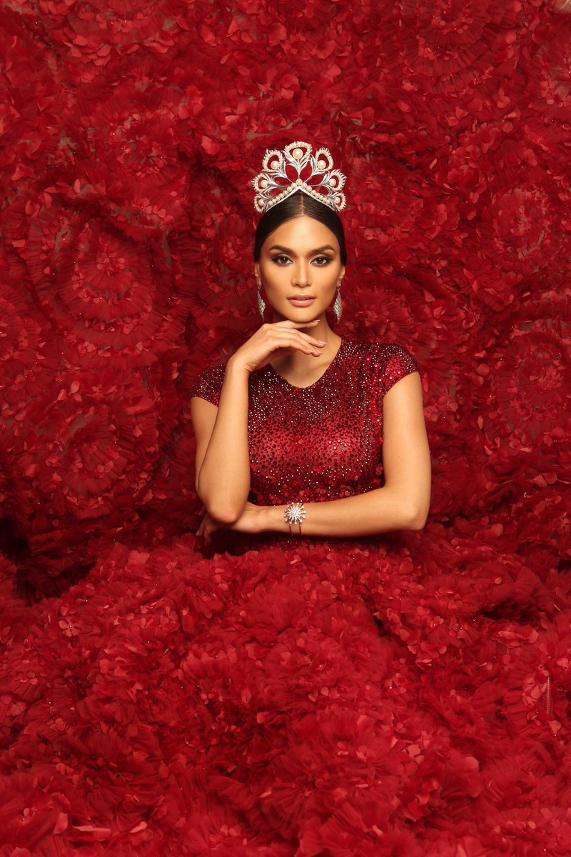 Cinephilliacy's tweet photo. Sending this photo to remind you that today is Pia's last day as Miss Universe. 😭😭 She's the Miss Universe of our generation. #WearTheCrown https://t.co/z2kfx2NDCm