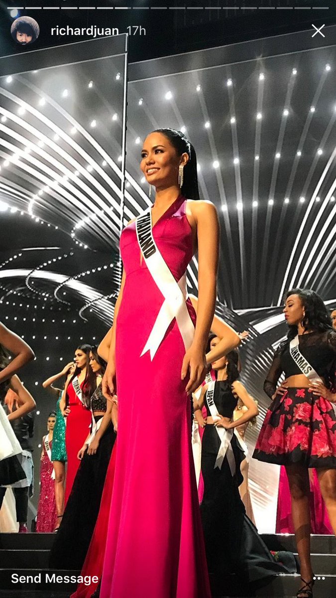 heymeku's tweet photo. โอ้ยน้ำตาลสวยมาก เจิดมากกกกกก คนเริ่มเต็มฮอลแล้วววววว #MissUniverse #Thailand https://t.co/cRgmyYv1UD