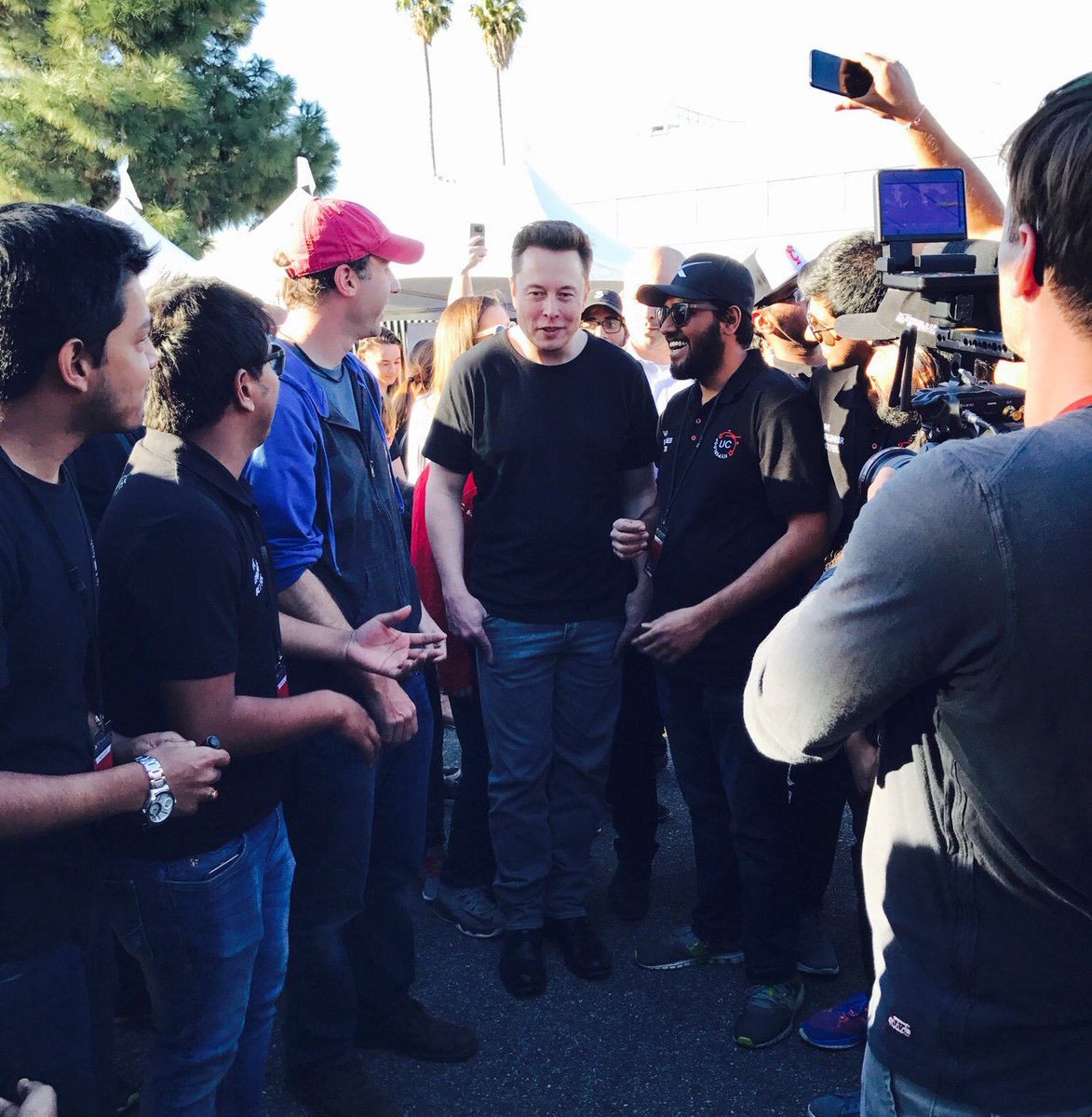 uofcincy's tweet image. The @HyperloopUC team with @elonmusk at today's @SpaceX #BreakAPod competition. #HyperloopUC