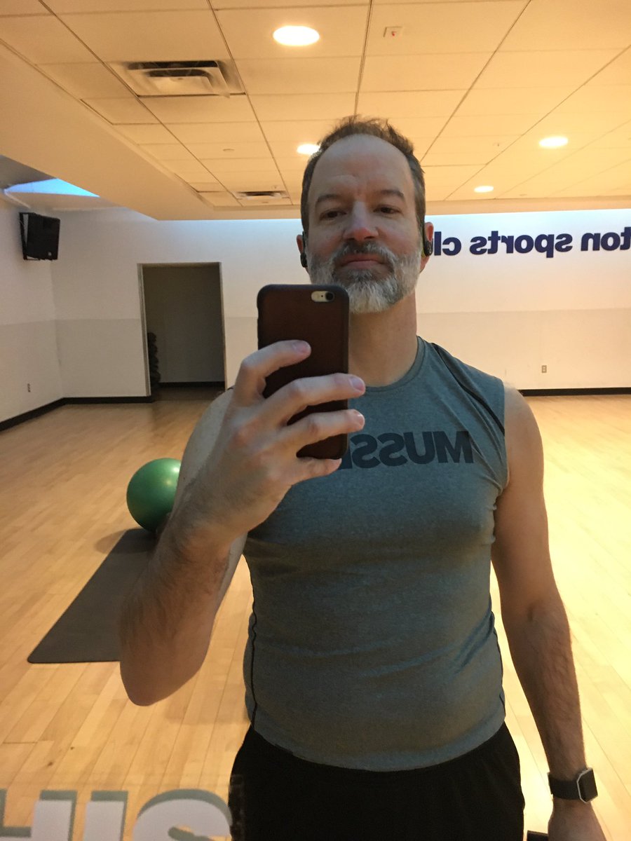 gregbowne's tweet photo. Legs day but why not go sleeveless? #fitcoder #gymselfie #mussels #muscles https://t.co/2nSqaU6RAq