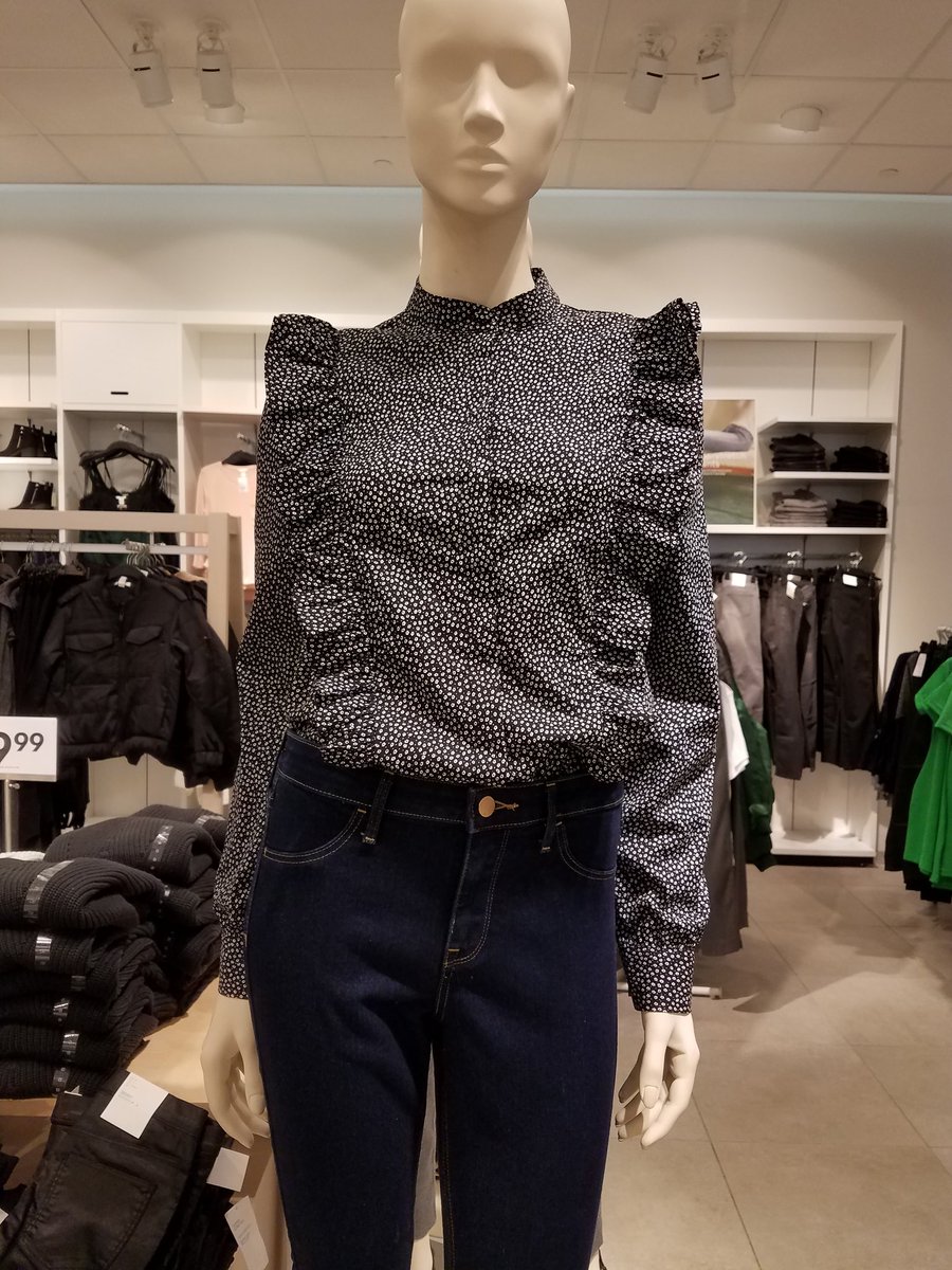 Bodestrade's tweet photo. #everythingoldisnewagain #godblessthe80s #lauraingallswilderfashion #irockedthisin1984 #thanksgramma https://t.co/A9wJvVBBOM
