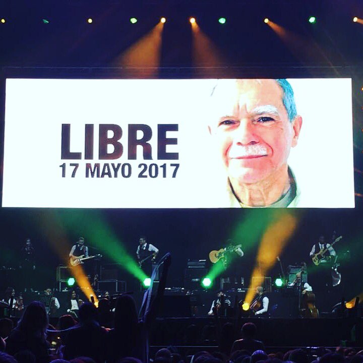 PedroJulio's tweet photo. ¡OSCAR LIBRE! En su concierto @kanygarcia celebró la próxima excarcelación de Oscar López Rivera. #FreeOscarLópez 🇵🇷 https://t.co/h0P8GC1PEj