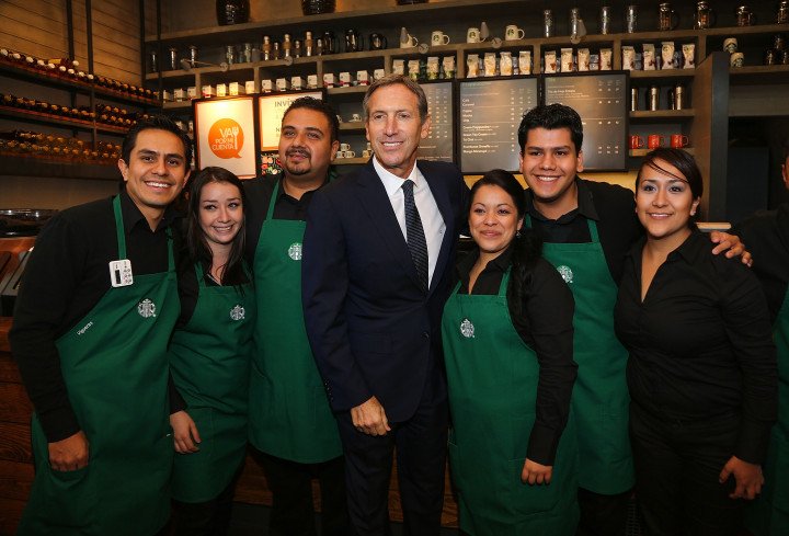 FortuneMagazine's tweet image. Starbucks has a response to President Trump’s immigration ban: hire 10,000 refugees for.tn/2kJ7y9a