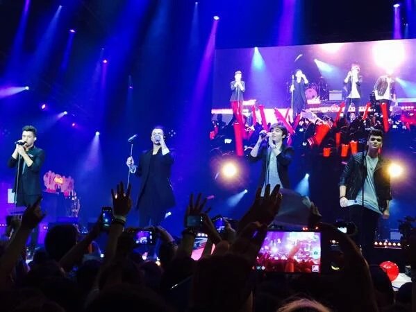 BeaStyberlik's tweet photo. 🎤 #CCME2014 with @TheVampsband @UnionJworld &amp; @Cimorelliband 🎤
🎫 Madrid 🎫
💥 25/10/2014 💥 https://t.co/8Z8kojUvga