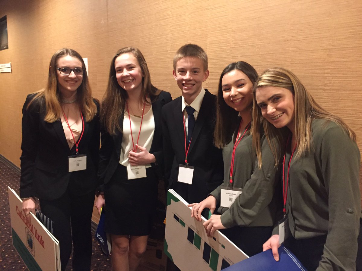 Rogers_DECA's tweet photo. District DECA fun! #anaheimgoals https://t.co/LuC0r2eZ4O