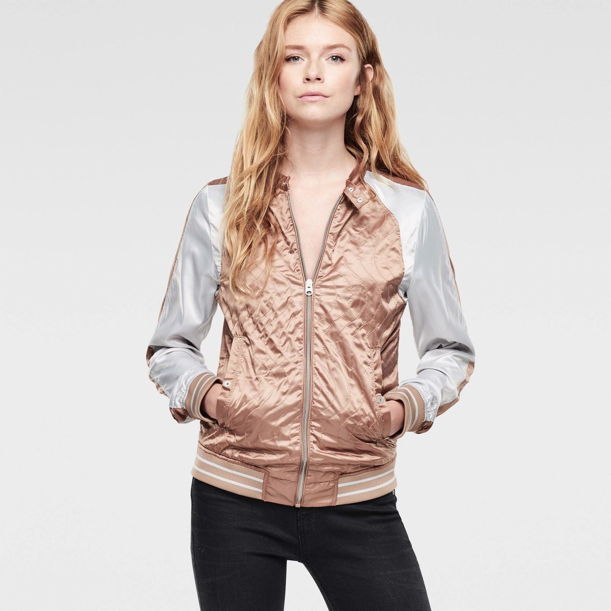 Reinventa tu estilo con cada prenda de ropa que uses para crear tus outfits, por ejemplo con esta chamarra metalizada de #GstarRawMx