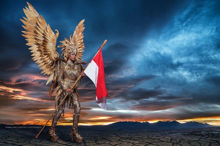 deeroo0990's tweet photo. go go indonesia..keren bgt nih lo bajunya..#MissUniverse #Indonesia https://t.co/HpkwurGxqb