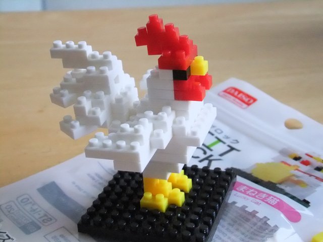 Twitter 上的 逢沢雨月 ダイソーのプチブロックの まねき猫 を買ったんだが 白 赤 黄の配色見たら 鶏しか思い浮かばなくて ついカッとなってやってしまった 後悔はしてない T Co O90yjati1i Twitter