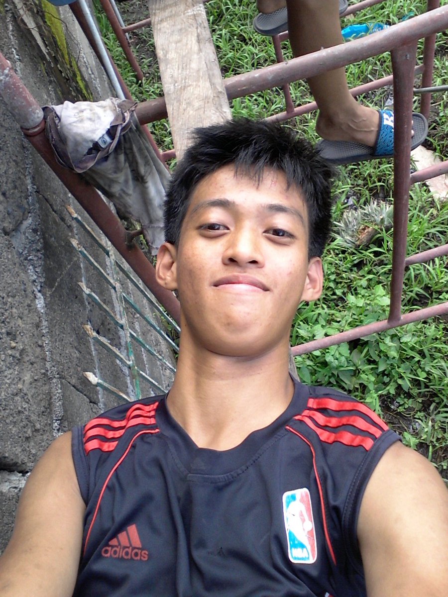 ryanbanalyahoo1's tweet photo. #Selfy habang work time https://t.co/PubLLYdlwD