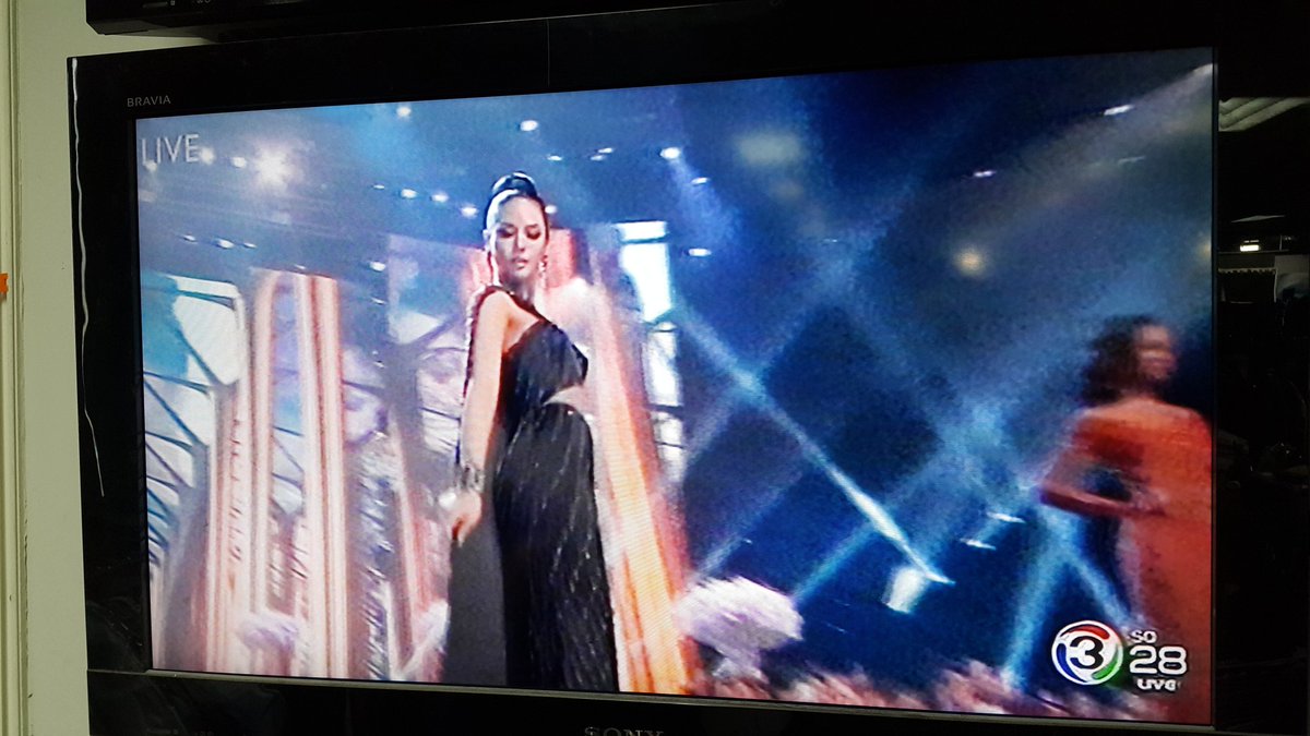 Puijinta's tweet photo. สวยยันเท้าเลย .. ชุดราตรีสีดำของน้องน้ำตาล ใช้เวลาตัดชุด 5 เดือน #MissUniverse Thailand #NationTV https://t.co/X93c7oq8bH
