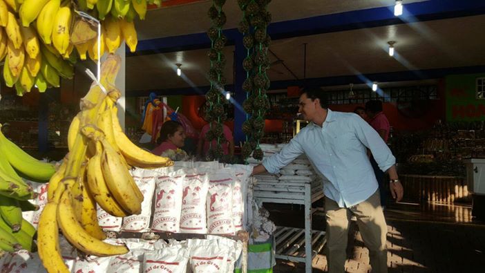 RobertoSandoval's tweet photo. Aquí en el crucero de Chacala, Compostela llegando de paso a comprar dulces de coco y fruta. https://t.co/QUEAClKzY9