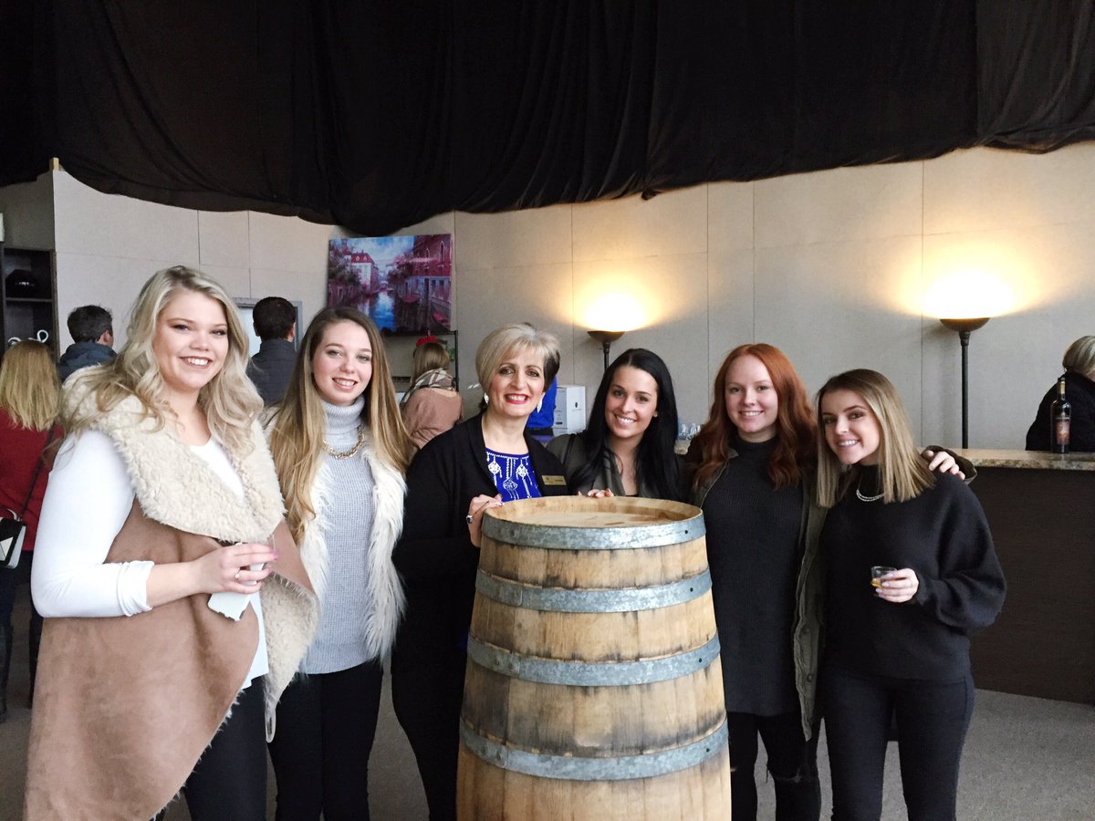 marikamichelle's tweet photo. Wine flies when you're having fun! 🍷💕 @ColaneriWinery https://t.co/PfyOACnWCA