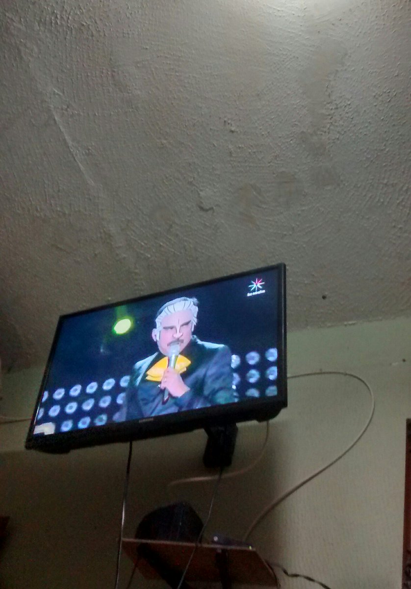keldithaa29's tweet photo. Viendo a @GonzoZaz en la repetición de @Parodiando 😀😂 https://t.co/d5VnPol6px