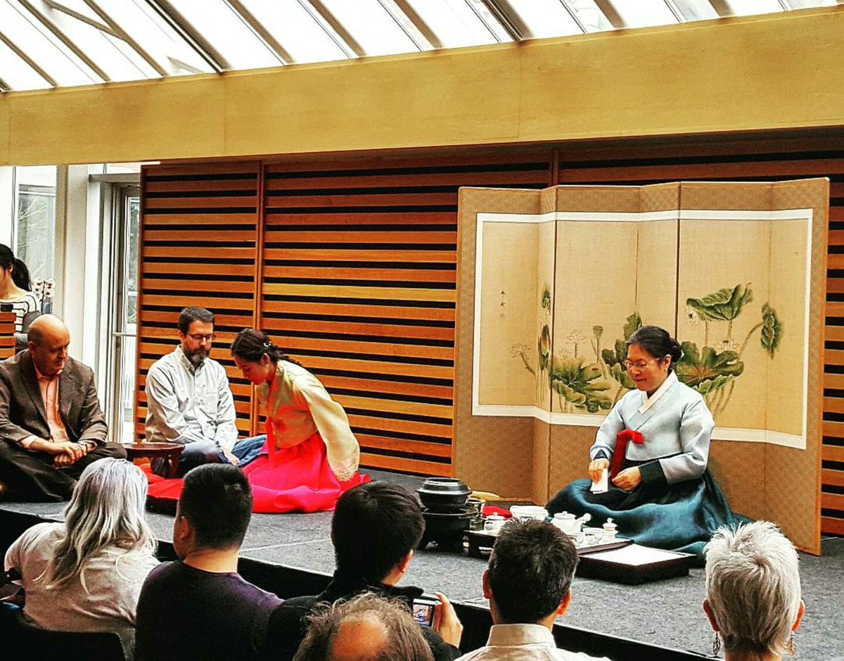 Teageekery's tweet photo. Japanese, Chinese &amp; Korean Tea Ceremonies at the Toronto Tea Festival 🍵🤓💋🌱

#tea #teageeks #teaceremony #torontoteafestival #torontolife https://t.co/iLkUcRTuZd