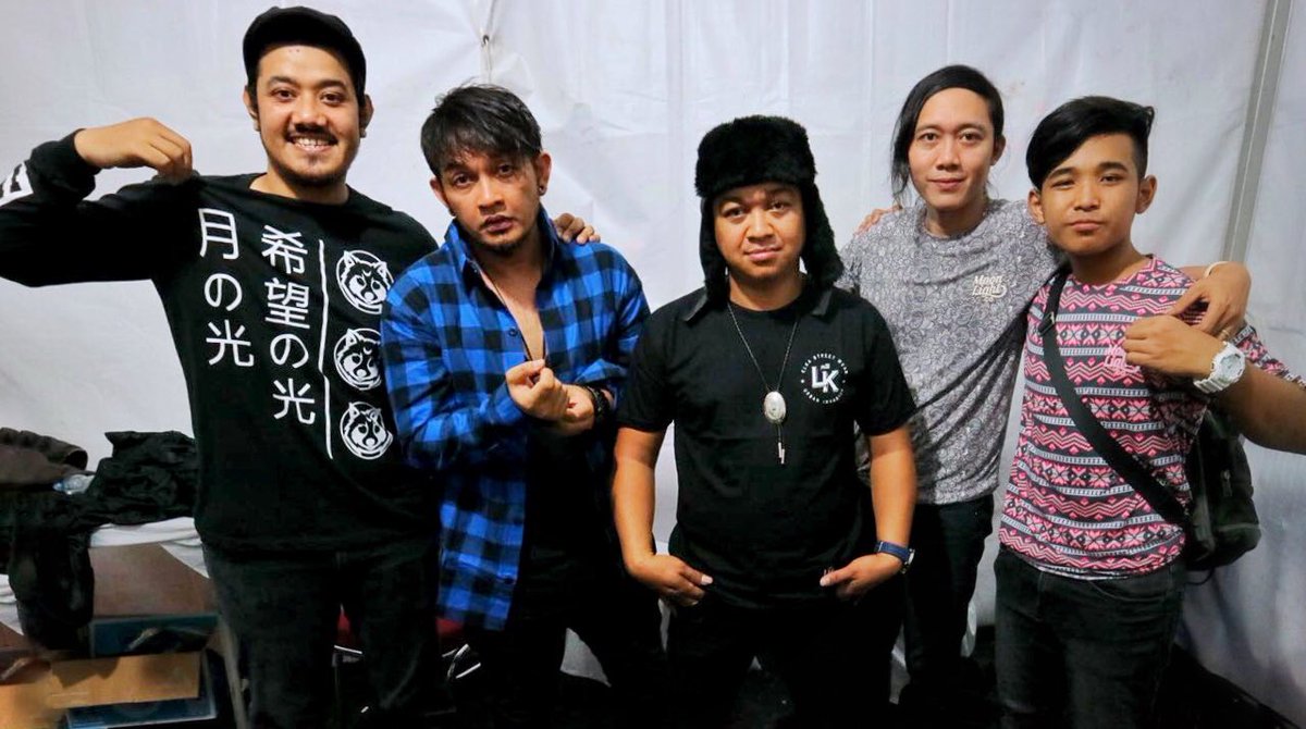 Thanks <a href="/moon_lightco/">MOONLIGHT_ORIGINAL</a> untuk endorse nya yang nge lengkapin ke kece an kita diatas panggung <a href="/JakCloth/">JakCloth</a> Goes to Pekanbaru kemarin, Respect !! :)