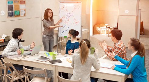 TACadvice's tweet photo. A @HarvardHealth article states that maintaining strong social connections can help to prevent cognitive decline https://t.co/R1MU9wKzS8 https://t.co/Vw3gTkwjHz