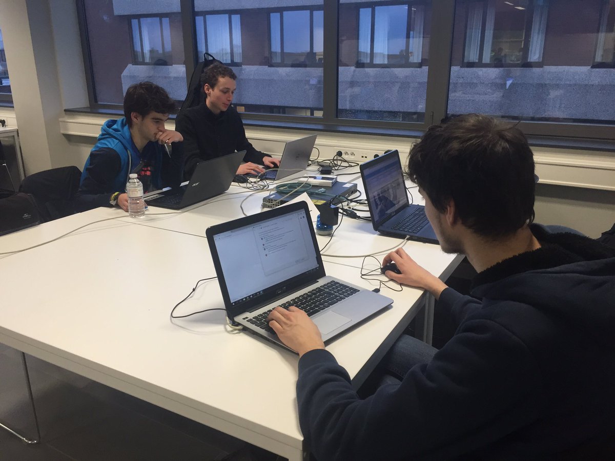 Gyvexx's tweet photo. #itfactory #thomasmore #infra
Laatste checkups, alles zou moeten werken!!! https://t.co/QyauFXek2r