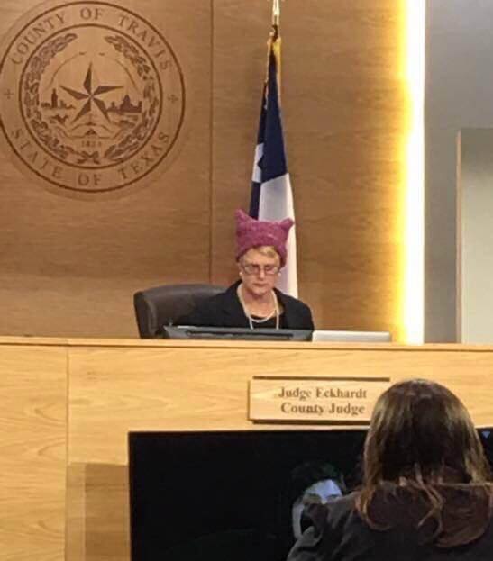 medeapoma's tweet photo. Jueza Eckhardt de Texas,con  gorro rosa símbolo de apoyo a la Marcha Femenina en reivindicación de la Justicia de Género,social y económica https://t.co/xbBhqKEJ7R