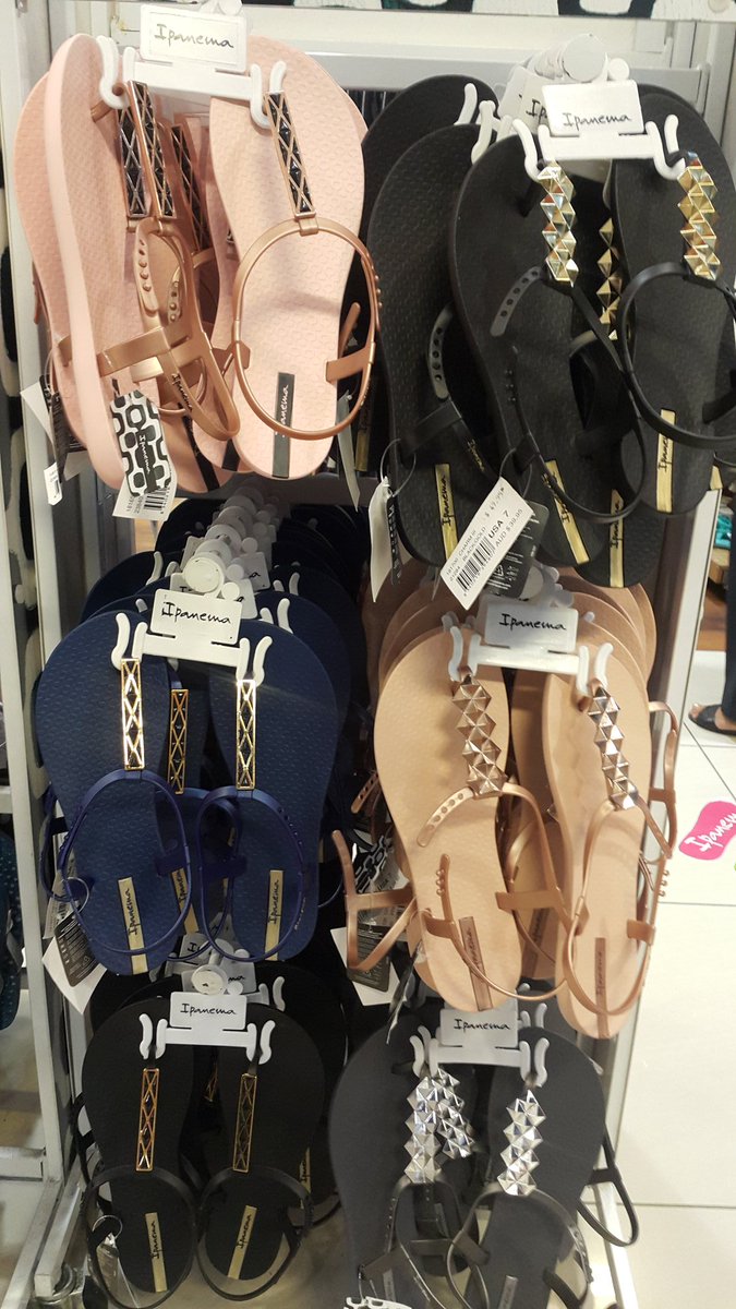 AmeliaRigsby's tweet photo. But I want a pair of #Ipanemas too 😔😔 Tried every single style in the store, but no luck 😭😭 #Size11Problems #BigFoot #Fiji https://t.co/kZDJo0zkd3