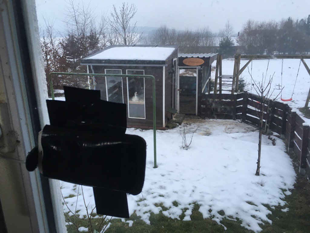 andreaswditze's tweet image. Damals, als wir unsere #Hühnerfarm noch mit einem alten Smartphone und Panzerband überwachen konnten #Fuchsjagd