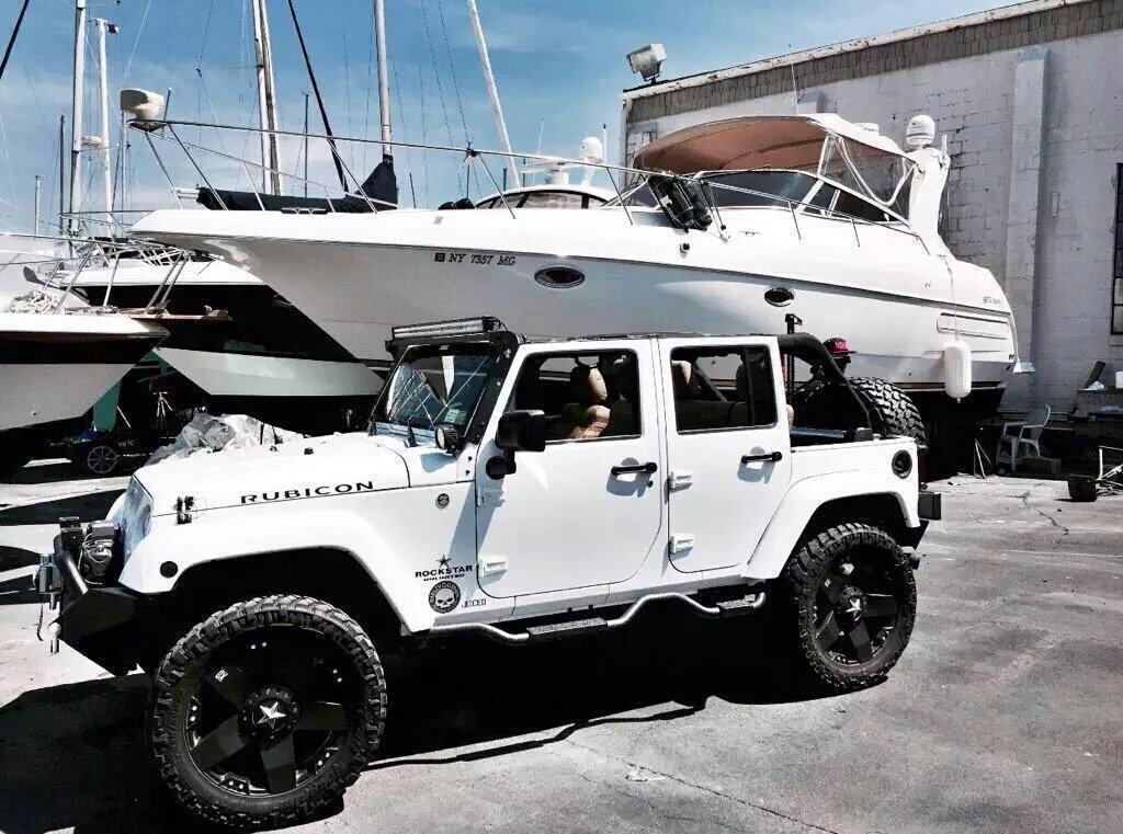 Jeep_Life's tweet photo. White Jeeps. 😍😍 https://t.co/aiwo7obxOe