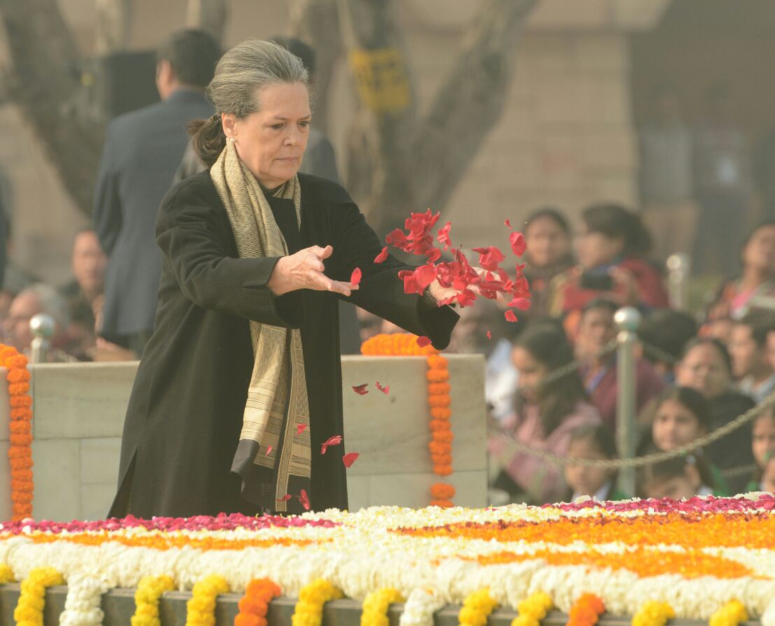 THNewDelhi's tweet photo. #SoniaGandhi pays tribute to #MahatmaGandhi on the occasion of martyrs day at Rajghat. Photo Sandeep Saxena https://t.co/g1M8WZ1Der