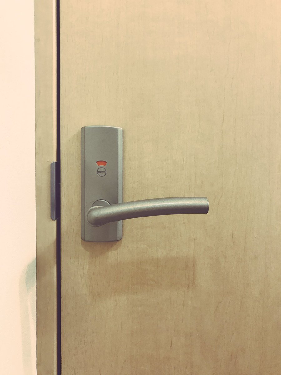 一人暮らしなのに内側から鍵かかってるのはおかしくないですか？？🙄💭