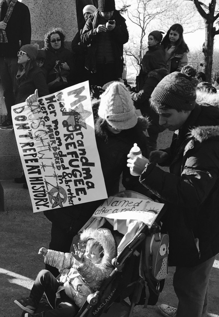 akalinovsky1's tweet photo. #NoBanNoWall https://t.co/i6KhANjESu